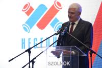 Raktárcsarnokot avatott Szolnokon a Miniszterelnökséget vezető miniszter